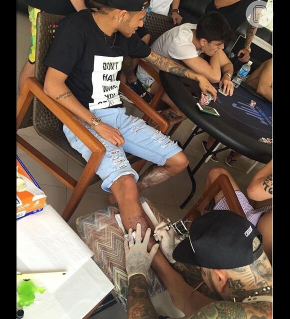 Neymar fez uma nova tatuagem na perna direita com o tatuador Adão Rosa nesta segunda-feira, 07 de março de 2016