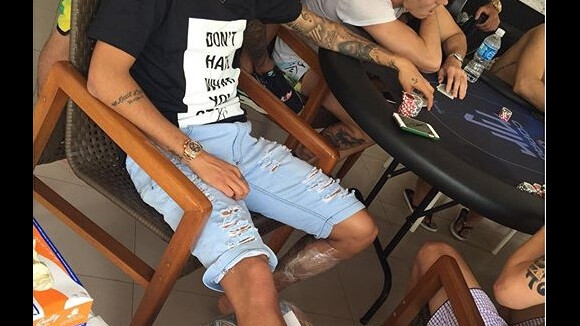 No Brasil, Neymar faz nova tatuagem na perna: 'Que Deus me abençoe'. Vídeo!