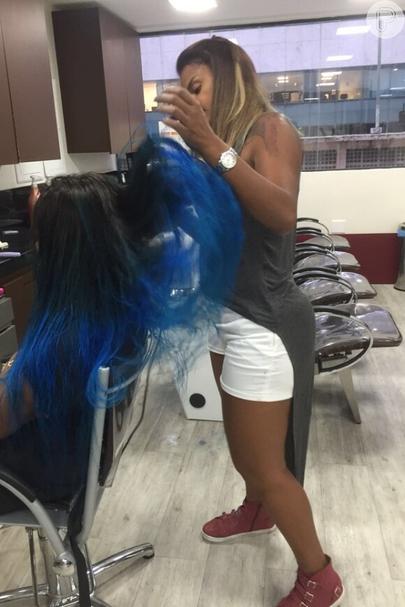 Ludmilla mudou o platinado pela cor azul nos cabelos
