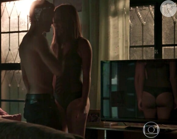 A boa forma de Marina Ruy Barbosa refletiu na televisão durante cena de Eliza e Jonatas (Felipe Simas)