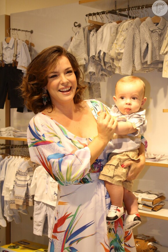 Regiane Alves vai com o filho caçula, Antônio, a lançamento de coleção em loja do Barra Shopping, Zona Oeste do Rio, nesta terça-feira, 8 de março de 2016