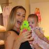 Luana Piovani se diverte com a pequena Liz, de seis meses, em evento de moda infantil
