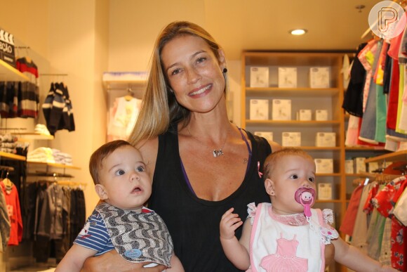 Luana Piovani vai com os filhos gêmeos, Liz e Bem, a lançamento de coleção em loja infantil no Rio, nesta terça-feira, 8 de março de 2016
