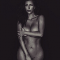 Kim Kardashian é criticada por suposto affair de Neymar e publica outra foto nua