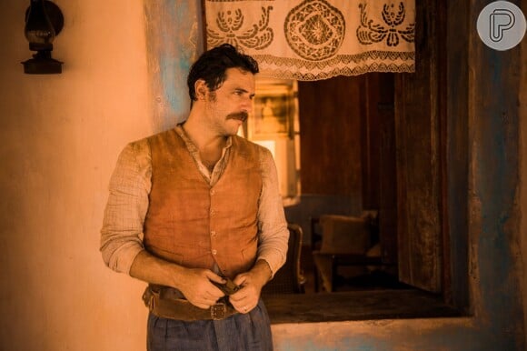 Rodrigo Lombardi é Capitão Ernesto Rosa, fazendeiro casado com Eulália (Fabíula Nascimento) e pai adotivo de Luzia (Lucy Alves), na novela 'Velho Chico'