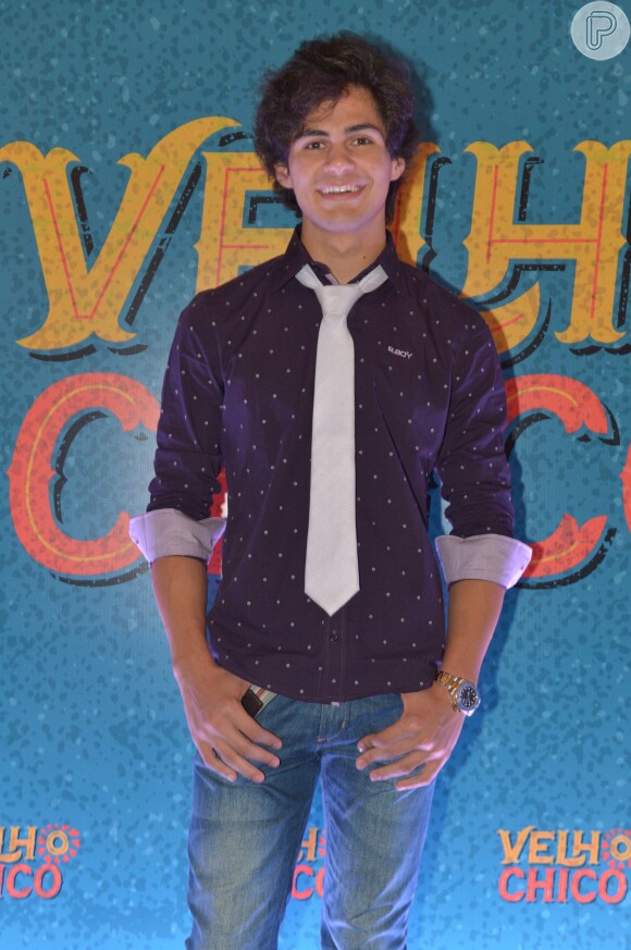 Lucas Veloso é Lucas, amigo de Olívia (Giullia Buscacio) e apaixonado por ela, na novela 'Velho Chico'