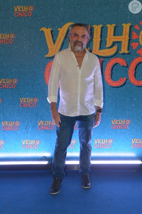 José Dumont é Zé Pirangueiro, pescador, casado com Josefa (Marcélia Cartaxo) e pai de três crianças, na novela 'Velho Chico'