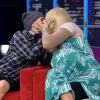 Aline Gotschalg e Fernando Medeiros trocam beijinhos em programa de TV 