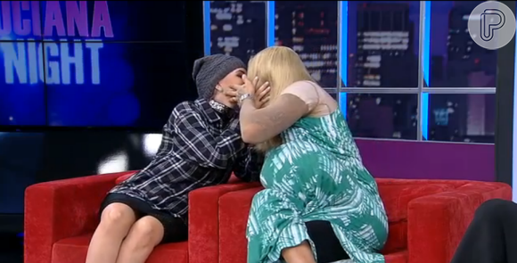 Aline Gotschalg e Fernando Medeiros trocam beijinhos em programa de TV 