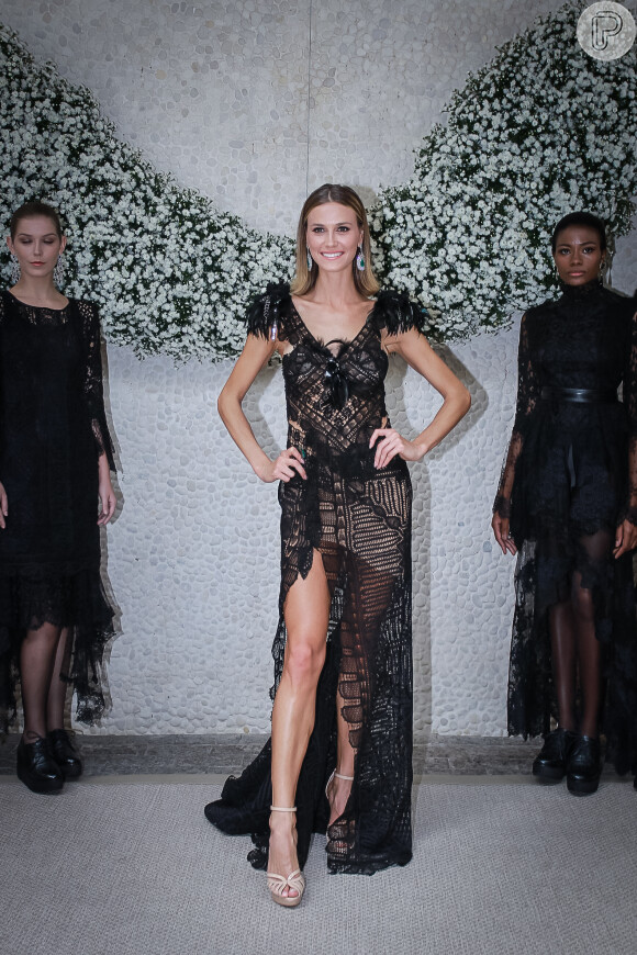 Renata Kuerten posa poderosa em evento de moda