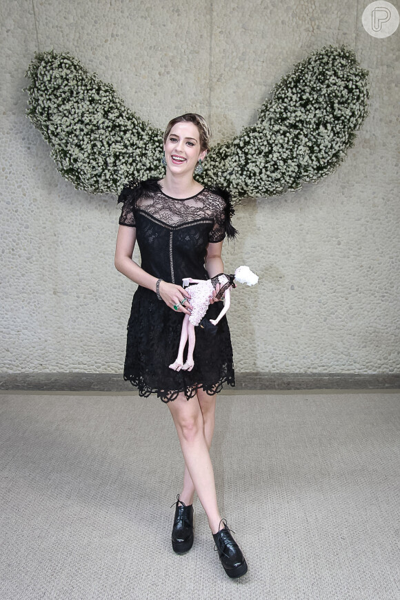 Sophia Abrahão também desfilou com uma boneca do projeto da estilista em prol do Brazil Foundation