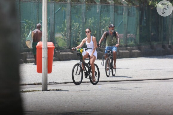 Paolla Oliveira e Rogério Gomes foram clicados em passeio de bicicleta