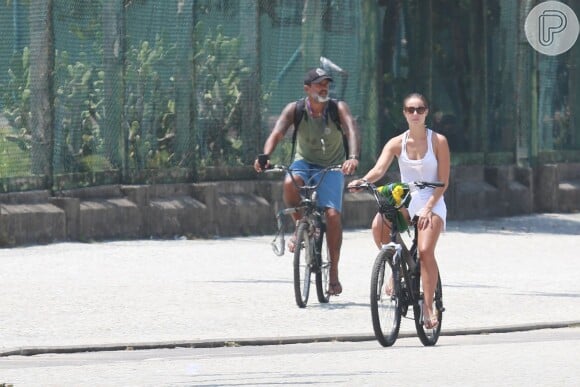 Paolla Oliveira e Rogério Gomes foram à praia da Macumba de bicicleta