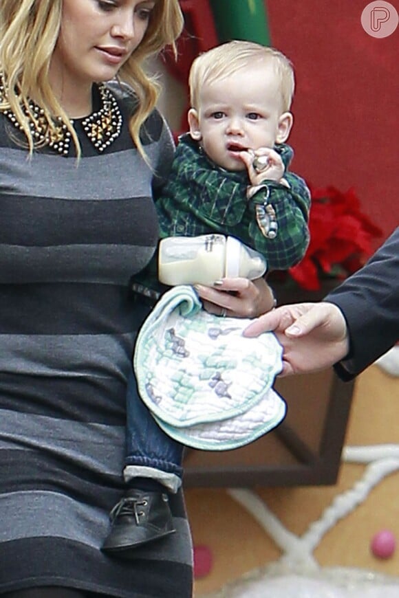 Hilary Duff é vista frequentemente com o filhinho, Luca de 1 aninho