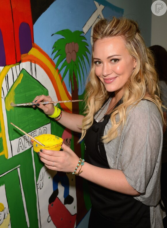 Hilary Duff gosta de arte e sua peça artística favorita é o quadro 'Red Poppy', assinado por Georgia O'Keeff. A loira também se arrisca nos pincéis, mesmo se for de brincadeira