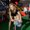 Hilary Duff é uma mãe cheia de energia. Ela faz questão de brincar com o filho e dedica o atual momento de sua vida à família
