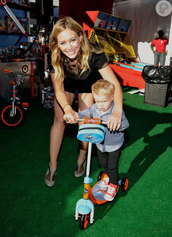 Hilary Duff é uma mãe cheia de energia. Ela faz questão de brincar com o filho e dedica o atual momento de sua vida à família
