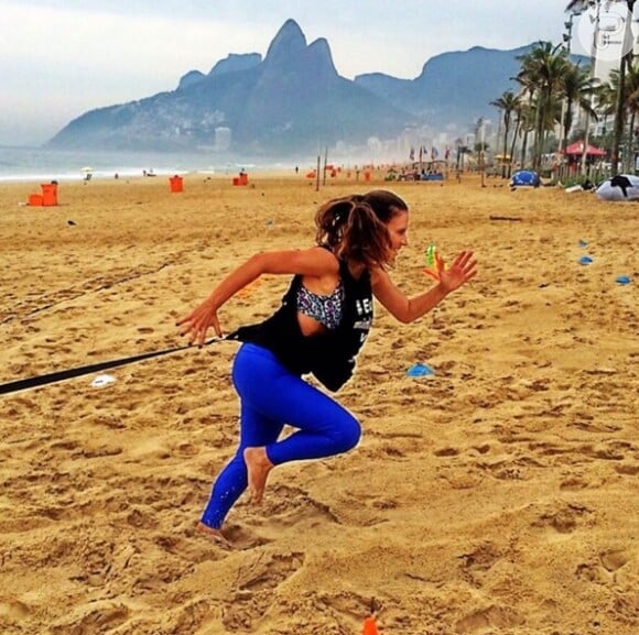 Maíra Charken faz treino funcional pesado para tonificar a musculatura