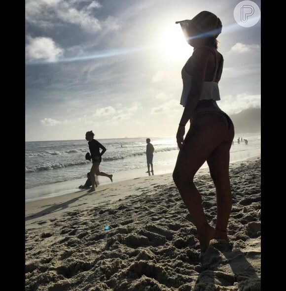 Ir à praia é uma das paixões de Maíra Charken. Em seu Instagram, ela posta várias fotos curtindo o mar