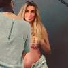 Grávida, ex-BBB Aline Gotschalg faz topless em ensaio com Fernando Medeiros