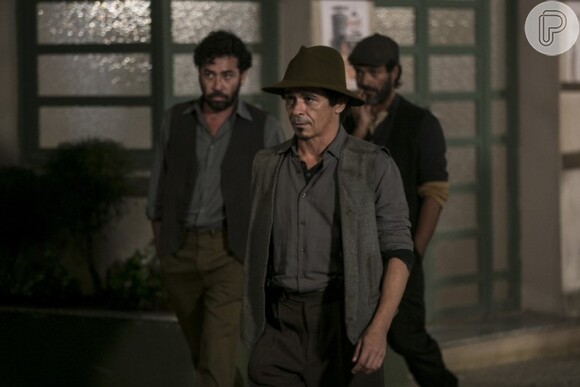 Os ladrões avançam contra Candinho (Sergio Guizé), na novela 'Êta Mundo Bom!'