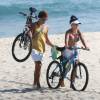 O ator de "A Regra do Jogo" ajudou a repórter a carregar a bicicleta na areia ao deixarem a praia