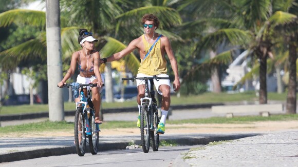 Aline Riscado e Felipe Roque curtem praia juntos após negarem romance. Fotos!