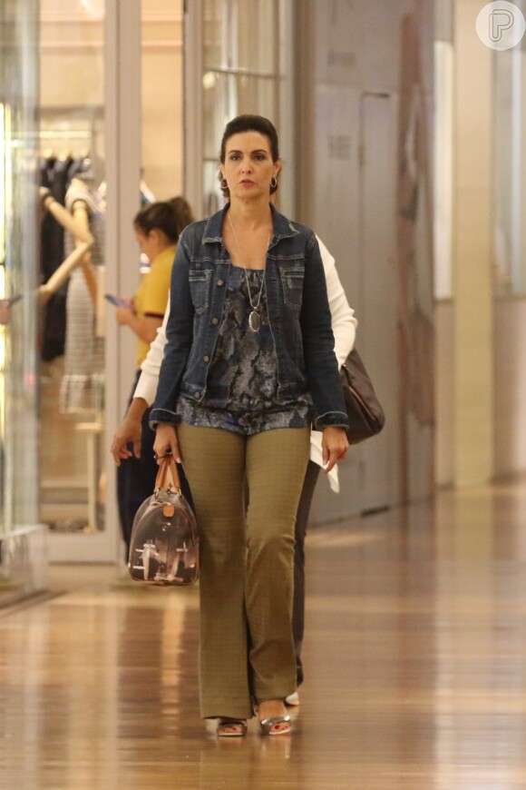 Fátima Bernardes passeou em shopping nesta quinta-feira (10) com bolsa de grife italiana