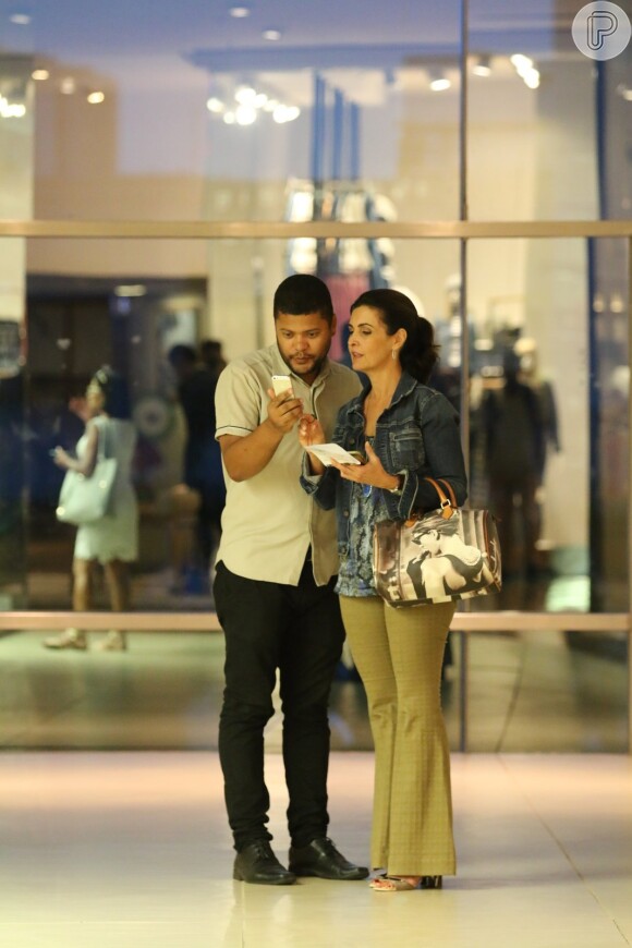 Fátima Bernardes posa paa foto com fã: a apresentadora usava uma bolsa com uma cena do filme 'Bonequinha de Luxo'