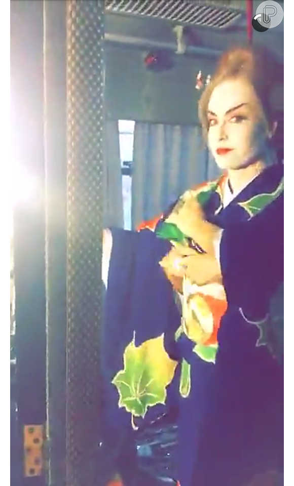 Angélica brinca ao fazer selfie vestida de gueixa durante gravação