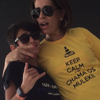 Gloria Pires posa com o filho, Bento, e usa camiseta com meme: 'Linda e moderna'