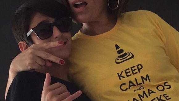 Gloria Pires posa com o filho, Bento, e usa camiseta com meme: 'Linda e moderna'