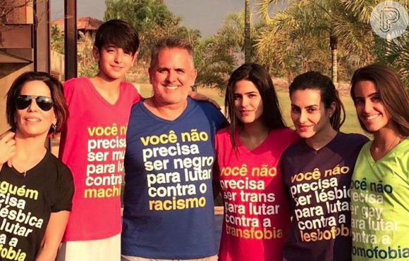 Gloria Pires e a família usou camisetas a favor da liberdade e contra o preconceito no dia da Independência