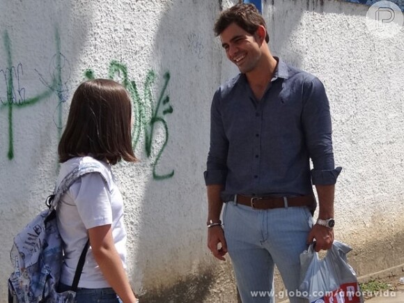 Ninho (Juliano Cazarré) volta rico de Nova York e leva um tablet de presente para Paulinha (Klara Castanho), em 'Amor à Vida', em 30 de setembro de 2013