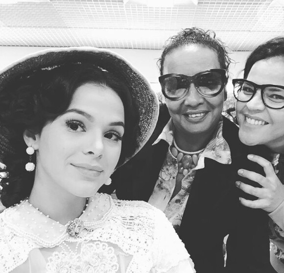Bruna Marquezine compartilhou no Instagram imagem em que aparece vestida de Beatriz, personagem de 'Nada Será Como Antes'