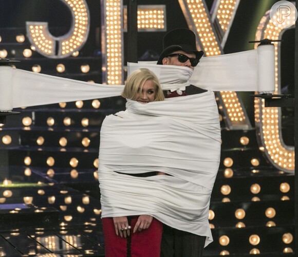 Flávia Alessandra e Otaviano Costa no jogo de adivinhação no 'Amor & Sexo' em um tecido ia 'embalando' os dois no sábado (12)