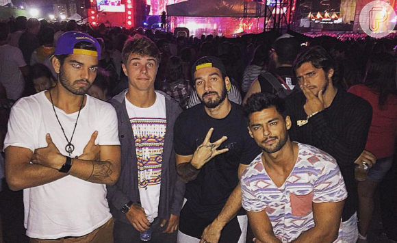 Bruno Gissoni curtiu os shows do Lollapalooza acompanhado dos amigos, no sábado, 13 de março de 2016