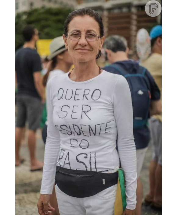 Cassia Kis foi às ruas manifestar contra a situação atual da política brasileira neste domingo, 13 de março de 2016