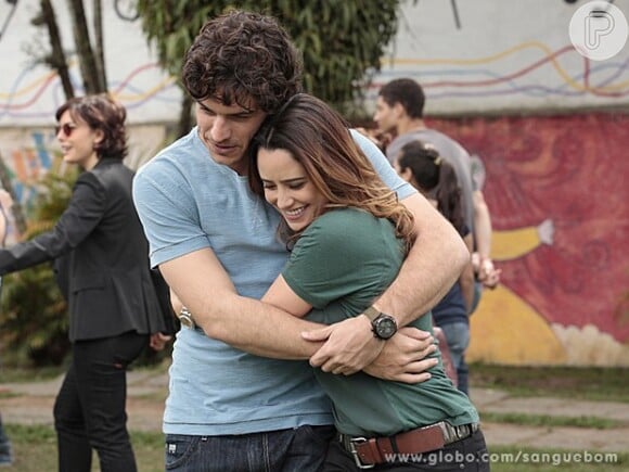 Bento (Marco Pigossi) e Malu (Fernanda Vasconcellos) se tornaram amigos, pensando que são irmãos, em 'Sangue Bom'