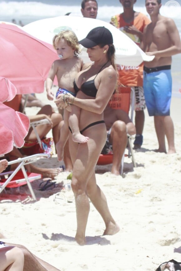 Danielle também levou o pequeno Guy, de 1 ano e 8 meses, à praia da Barra da Tijuca, em 20 de dezembro de 2012