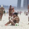 Danielle brincou com o pequeno Guy, na tarde desta quinta-feira (20), na praia da Barra da Tijuca