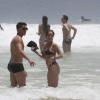 Danielle Winits toma banho de mar com o namorado