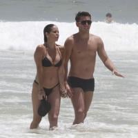 Danielle Winits exibe corpão em praia do Rio ao lado de namorado, filho e babá