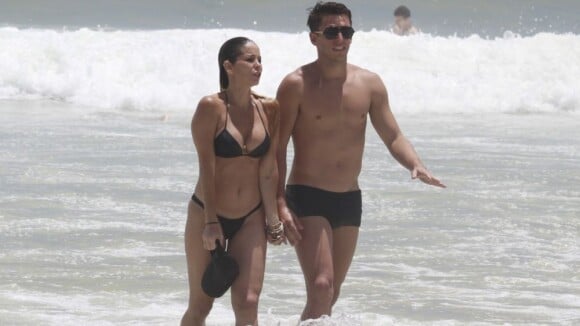 Danielle Winits exibe corpão em praia do Rio ao lado de namorado, filho e babá