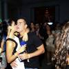 Paloma Bernardi e Thiago Martins beijam muito na festa de aniversário da promoter Carol Sampaio, neste domingo, 13 de março de 2016