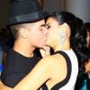Paloma Bernardi e Thiago Martins beijam muito na festa de aniversário da promoter Carol Sampaio, neste domingo, 13 de março de 2016