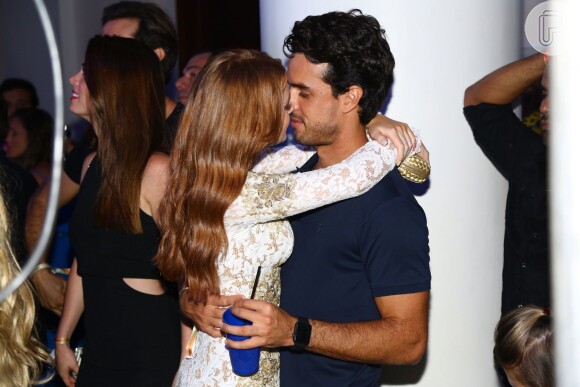Marina Ruy Barbosa e o namorado, Xandinho Negrão, trocaram muitos beijos na pista de dança da festa de aniversário da promoter Carol Sampaio, neste domingo, 13 de março de 2016