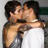 Juliano Cazarré e a mulher, Letícia Bastos, se beijam em festa de aniversário da promoter Carol Sampaio, neste domingo, 13 de março de 2016