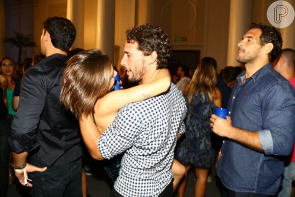 Flávio Canto e a nova namorada, Alice Bento, trocaram beijos apaixonados na festa de aniversário da promoter Carol Sampaio, neste domingo, 13 de março de 2016