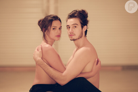 Bruna Marquezine protagonizou o clipe ousado de 'Amei te Ver', de Tiago Iorc, na qual os dois aparecem seminus e abraçados